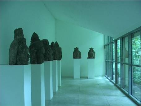 Museum Insel Hombroich : Im Pavillon Orangerie, Khmer Skulpturen